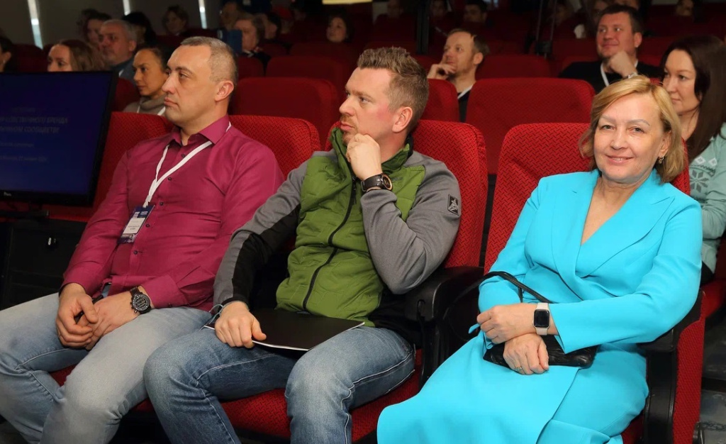 Наталья Бухонина Ожидают своего выступления директор по продажам ООО «НОНЭЙМ СПОРТ» (Санкт-Петербург) Андрей Белкин (слева) и руководитель компании "Proteam" Дмитрий Савинский (в центре). Справа - руководитель выставки Светлана Пономарёва.