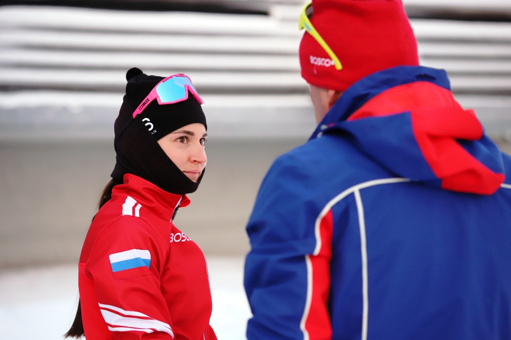 Тренер российской команды Маркус Крамер беседует со своей подопечной Юлией Ступак