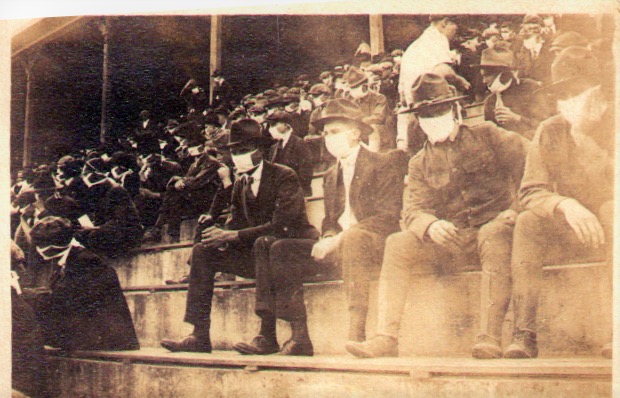 1918 год. Зрители на футбольном стадионе университета в штате Джорджия (США).