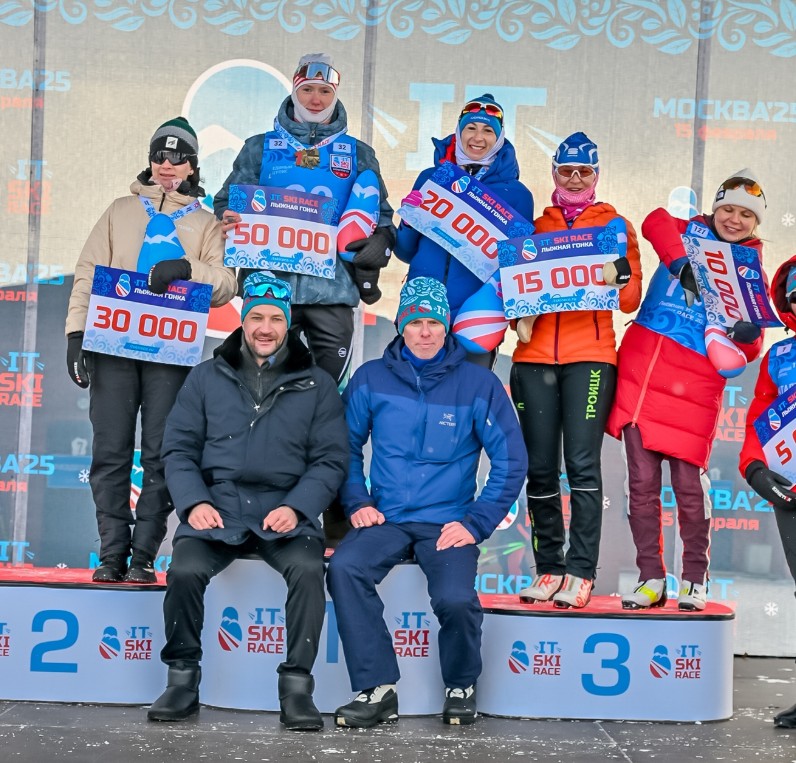 Алексей Петухов, победитель гонки в своей возрастной категории и Михаил Иванов, также пробежавший дистанцию, награждают призеров 22 км гонки.