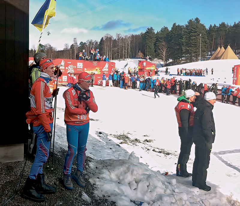Никита Крюков и смазчик российской команды Владимир Ленский следят за ходом полуфинального забега соперников в командном спринте.