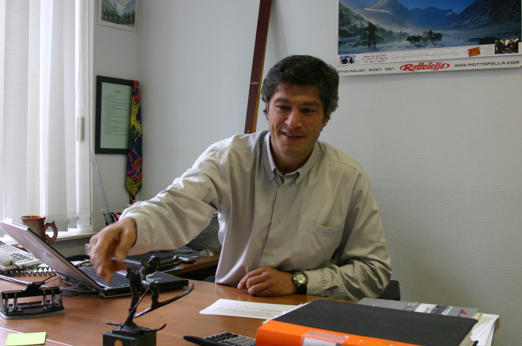 В кабинете руководителя компании "Лыжный мир". 2004 год. 