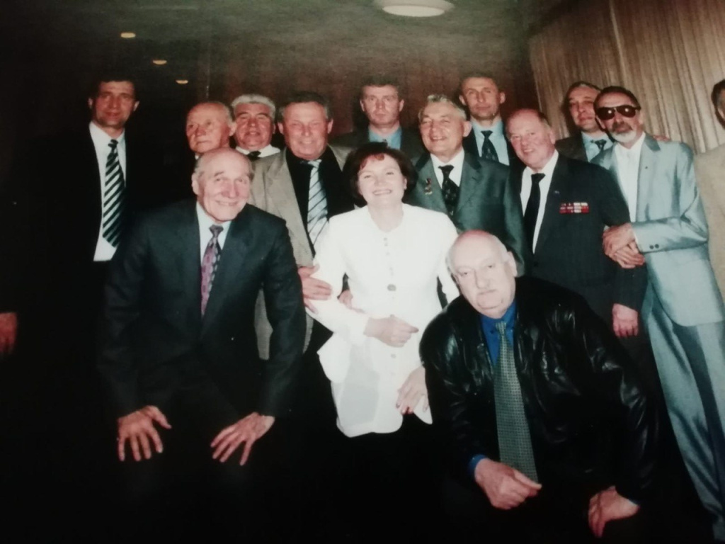 На юбилейном праздновании В.В.Железнова. В верхнем ряду слева направо: Геннадий Раменский (заслуженный тренер страны), Василий Павлович Смирнов (заслуженный мастер спорта, засл. тренер СССР), Ю.А.Курсов, Виктор Александрович Иванов (засл. тренер СССР), Николай Зимятов (засл. мастер спорта, засл.тренер страны), Владимир Васильевич Железнов, Александр Воронин (засл.тренер страны), Лев Николаевич Марков (засл. врач России, президент федерации спортивной медицины).