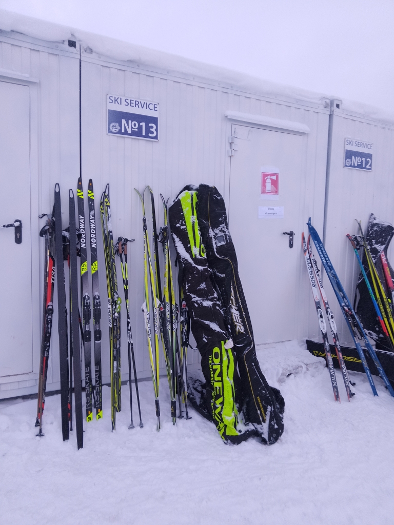 Рядом с лыжным стадионом "Тирвас" всегда есть где оставить экипировку на хранение. 