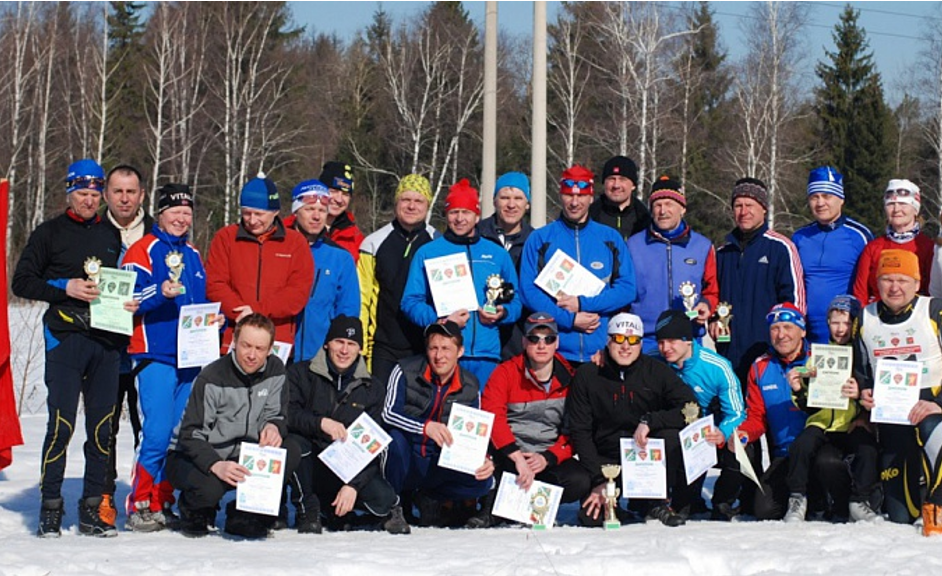 Общее фото всех участников и организаторов Апрелевского марафона 2013 года на финише гонки на память.