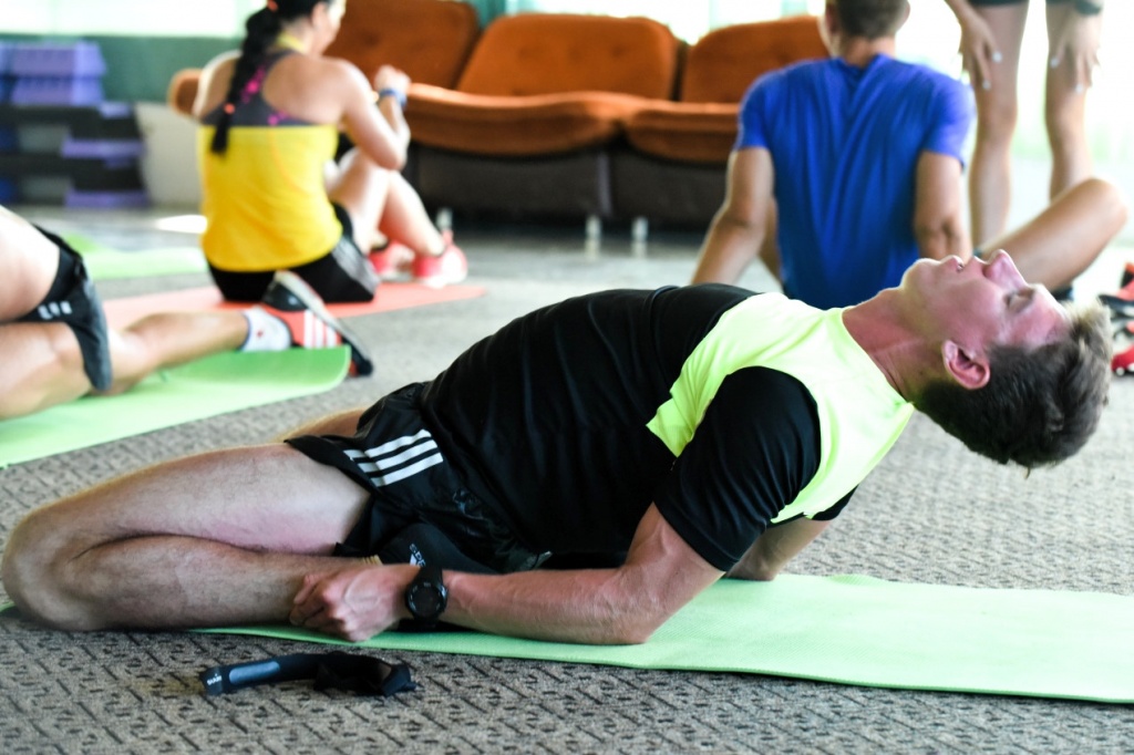 Собакарёв Андрей выполняет упражнение на растяжение. Здесь упражнение направлено сразу на несколько задействованных групп мышц. Надо заметить, что не совсем и простое это упражнение. 