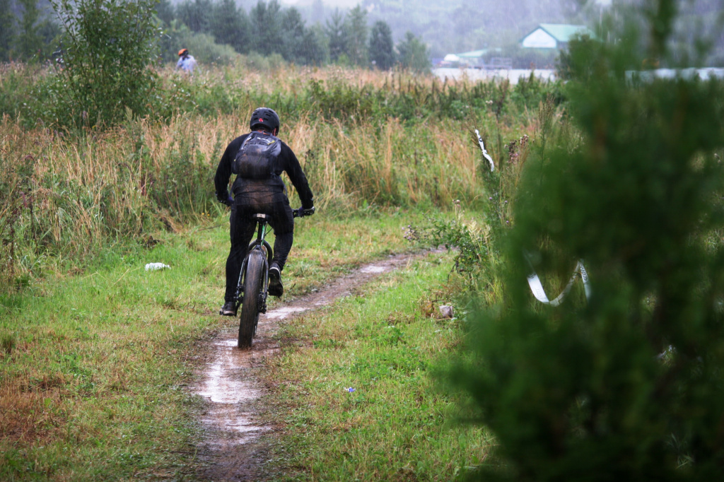 На таких покрышках в этот день было, наверное, очень комфортно на спусках. А падали в этот день на спусках участники ой немало...