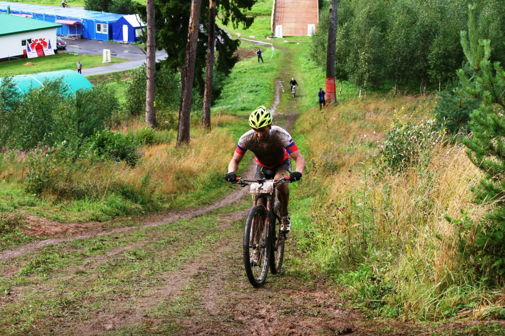 Максим Гоголев штурмует один из самых крутых и скользких подъёмов трассы. 