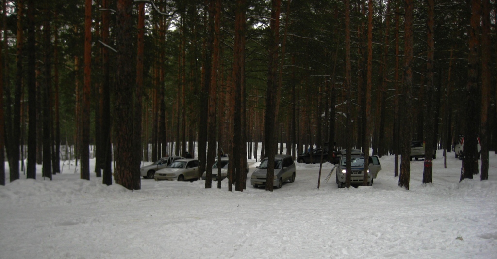 Импровизированная автомобильная парковка на 5-м километре трассы. Кому-то отсюда становиться на лыжи - удобнее.