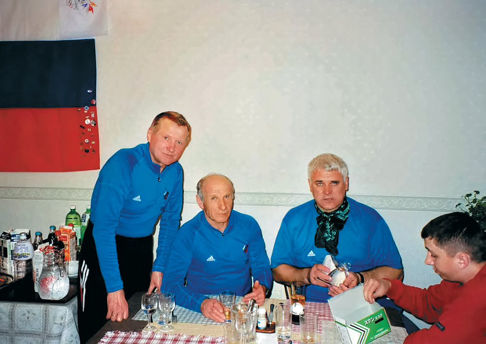 1998 год, ОИ в Нагано. Слева направо: Пятало, Смирнов, Акентьев, переводчик.