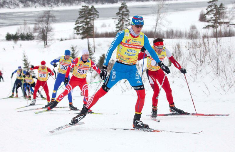 В кадре два ЗМСа: Никита Крюков (на переднем плане) - по лыжным гонкам, и Андрей Груздев (№232) - по спортивному ориентированию.