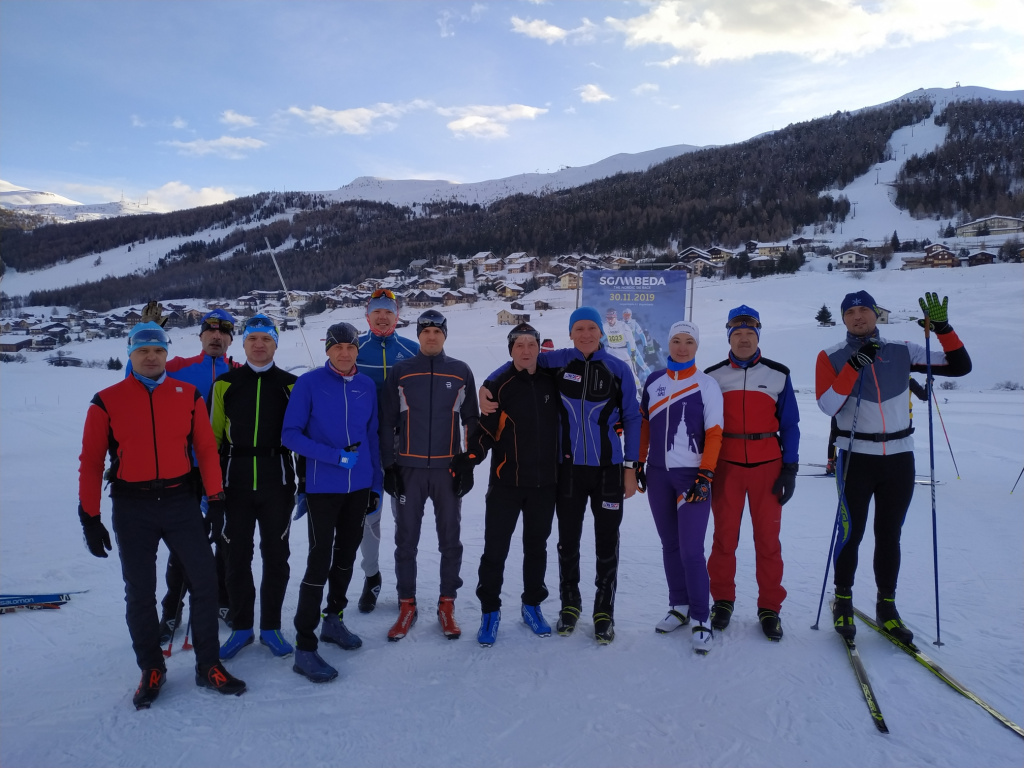 Общее фото команды skisport.ru на память. На самом деле, конечно, не общее, потому что кто-то проспал и не вышел в это время на тренировку, кто-то подъедет позже.