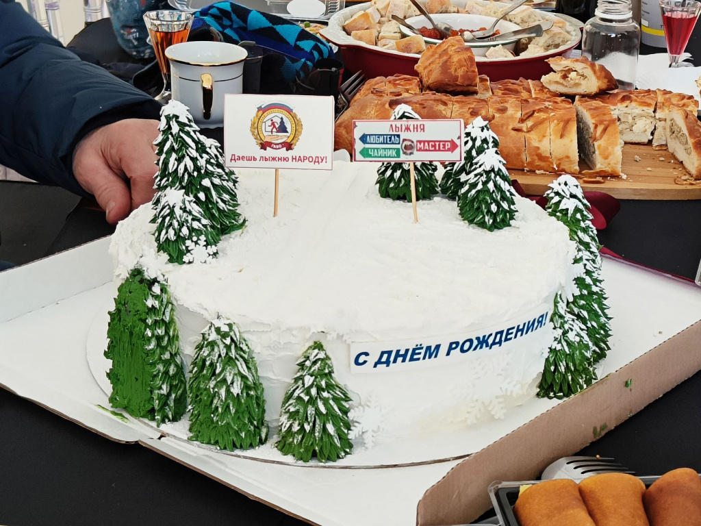Подарок Геннадию Васильевичу Фищенко на день рождения 18 марта от некоторых волонтеров и членов СОК «ГАБО и Ассоциации ОЛТ: торт в виде кусочка лыжной трассы ГАБО.