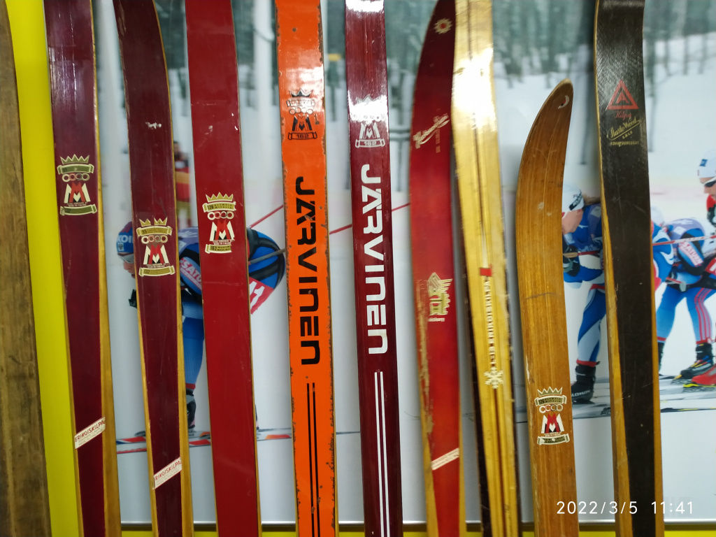 Коллекция лыж Ярвинен. Возможно, как раз одна из этих пар и была родоначальницей, отправной точкой этого музея? 