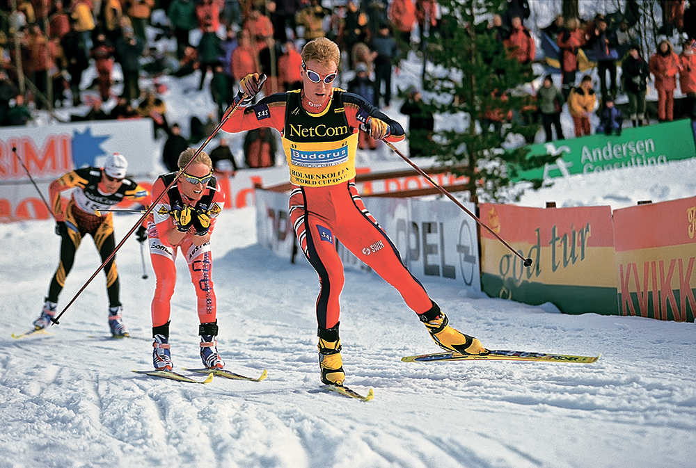 На этапе Кубка мира в родном Холменколлене в жёлтой майке лидера общего зачёта Кубка мира Бьорн тащит за собою маленький пелотон. Позади норвежца — австриец Кристиан Хоффман. 