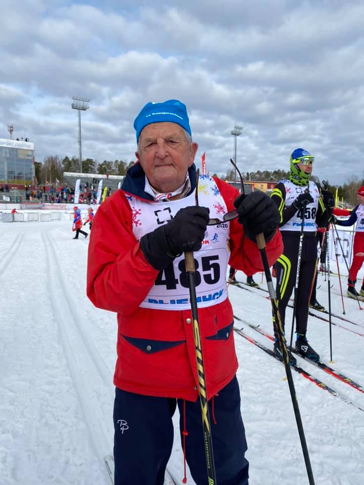Это норвежский лыжник Хок Ен Томас. С пяти лет он занимается лыжами. Сейчас ему 97. Сегодня он принял участие в гонке на 25 километров. У нас все.