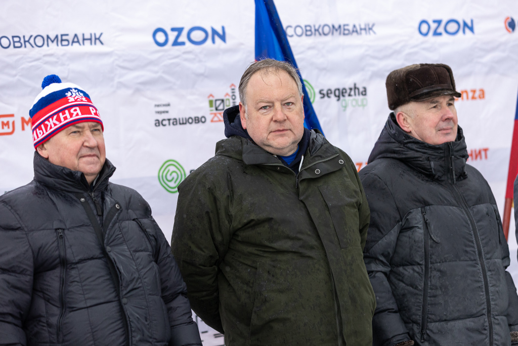 Автор идеи проведения марафона Всеволод Розанов (в центре). Слева - председатель Костромской областной думы Алексей Алексеевич Анохин, открывший соревнования, справа - глава Галичского муниципального района Александр Николаевич Потехин. 