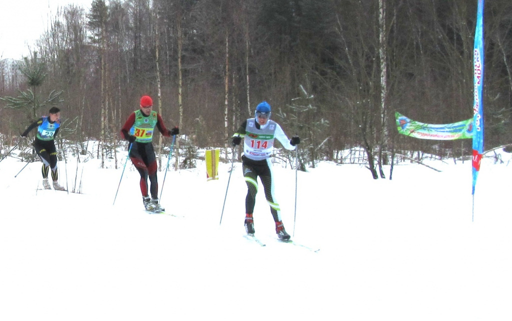 Сергей Чечёткин, Дмитрий Калачёв и Наталья Абрамова проходят отметку 1,5 км