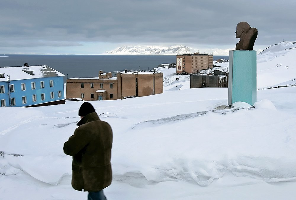 В российском посёлке Баренцбург до сих пор царит дух советского времени. Коммерческие предприятия тут отсутствуют, а расчёты выполняются с использованием специальных пластиковых карт работников АрктикУгля. 