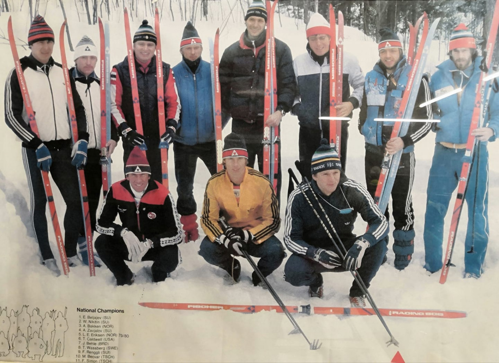 Фото 1980 года, сделанное фотографом компании Fischer. В руках у спортсменов - те самые лыжи с голубой скользящей поверхностью на боковинах. Я увидел эту фотографию в группе "History of cross country skiing. 60's, 70's and 80's" в Фейсбуке и утащил к себе на компьютер. Верхний ряд, слева направо: Е.Беляев, В.Никитин (оба - СССР), А.Баккен (Норв.), А.Завьялов (СССР), Л.-Э.Эриксен (Норв.) Т.Колдуэлл (США), Й.Бели (Герм.), Т.Вассберг (Швеция). Сидят слева направо: Ф.Ренггли (Швейцария), М.Бечвар, Ф.Симон (оба - Чехословакия).