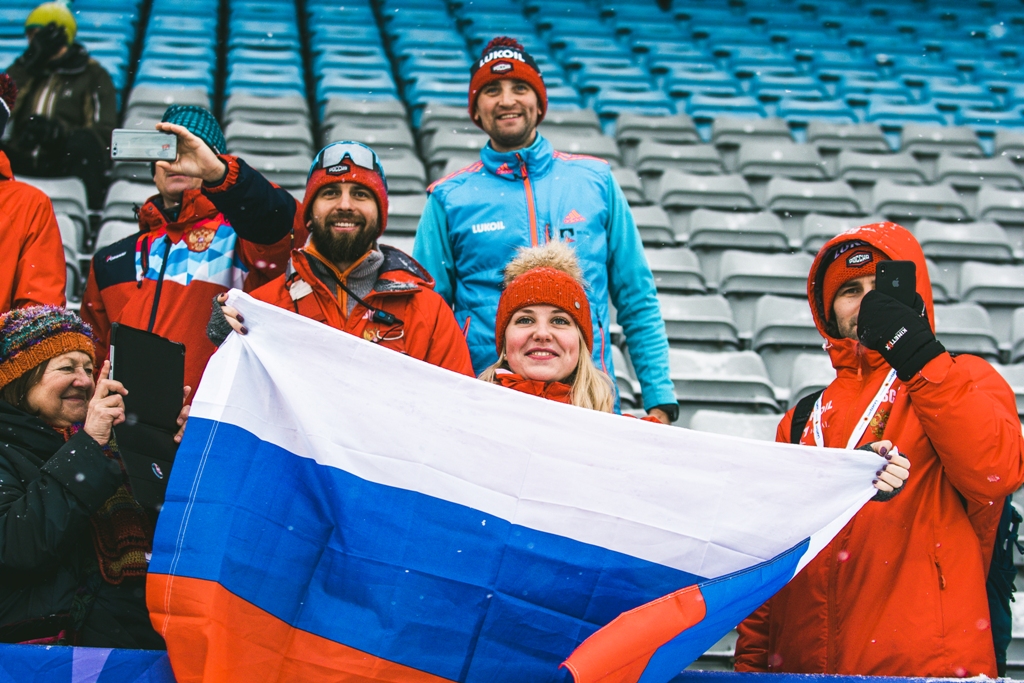 Среди болельщиков сборной России есть и тренеры команды Артём Жмурко и Артемий Гельманов (стоят в центре в верхнем ряду)