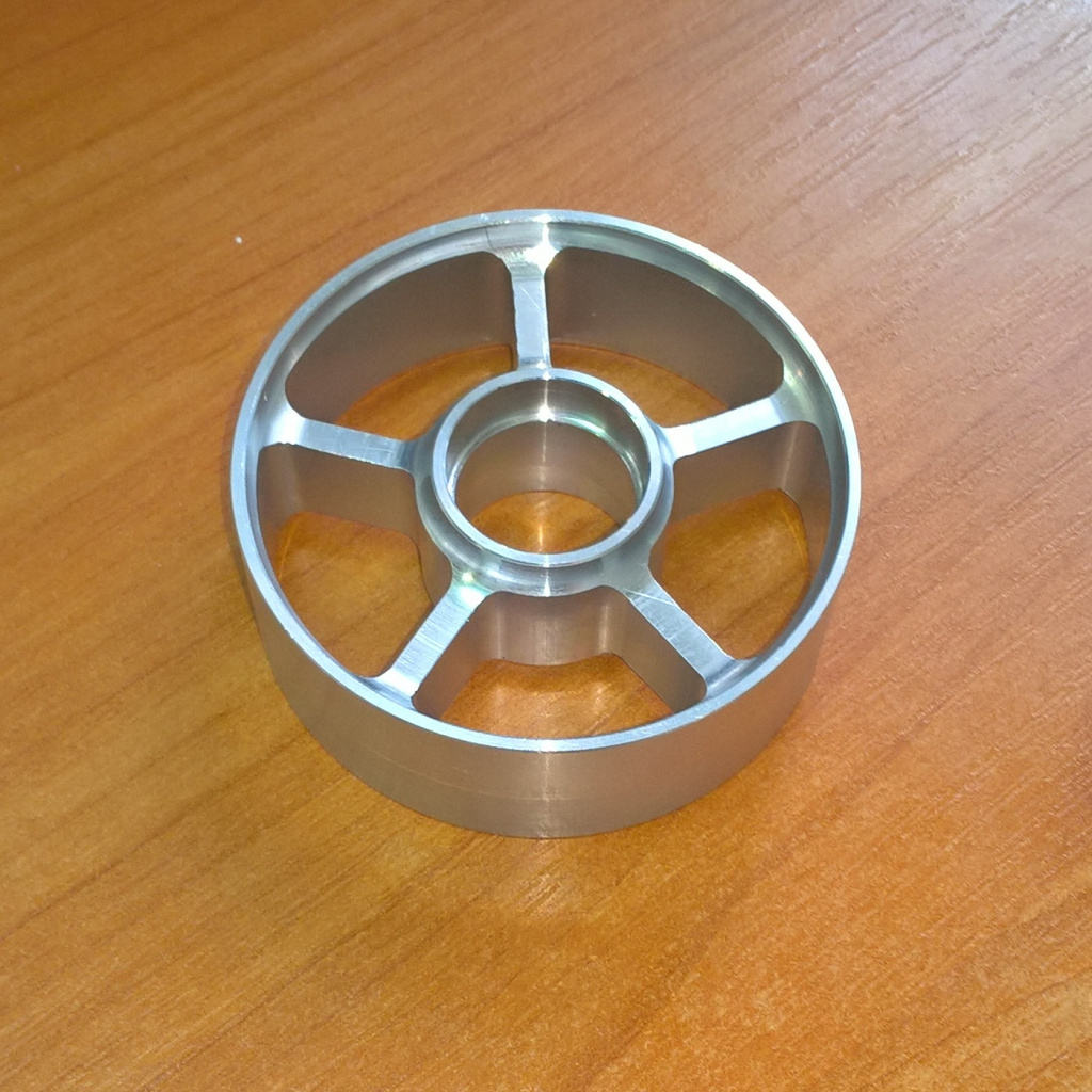 У коньковых колёс литые диски заменены на алюминиевые с прорезями