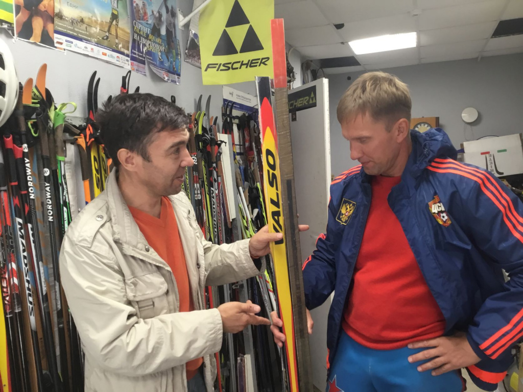 Валерий Соловьёв (справа) в 90-х годах прошлого века производил пластиковые лыжи собственного бренда "VALSO" (видимо, название - производная от VALerij SOlovjev). Произвели этих лыж тогда немало - они до сих пор попадаются в продаже на Авито... 