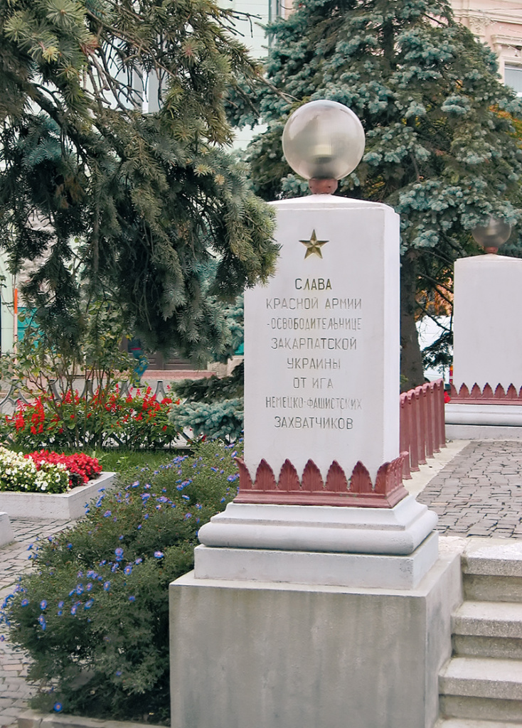 На центральной площади Мукачево расположен монумент воинам Красной армии, павшим в Великой Отечественной войне.