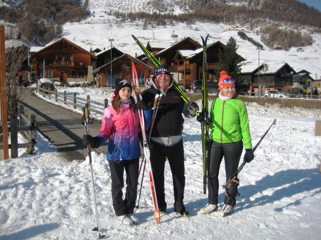 Семья Лузиных перед лыжной прогулкой: Настя, Николай и Светлана.