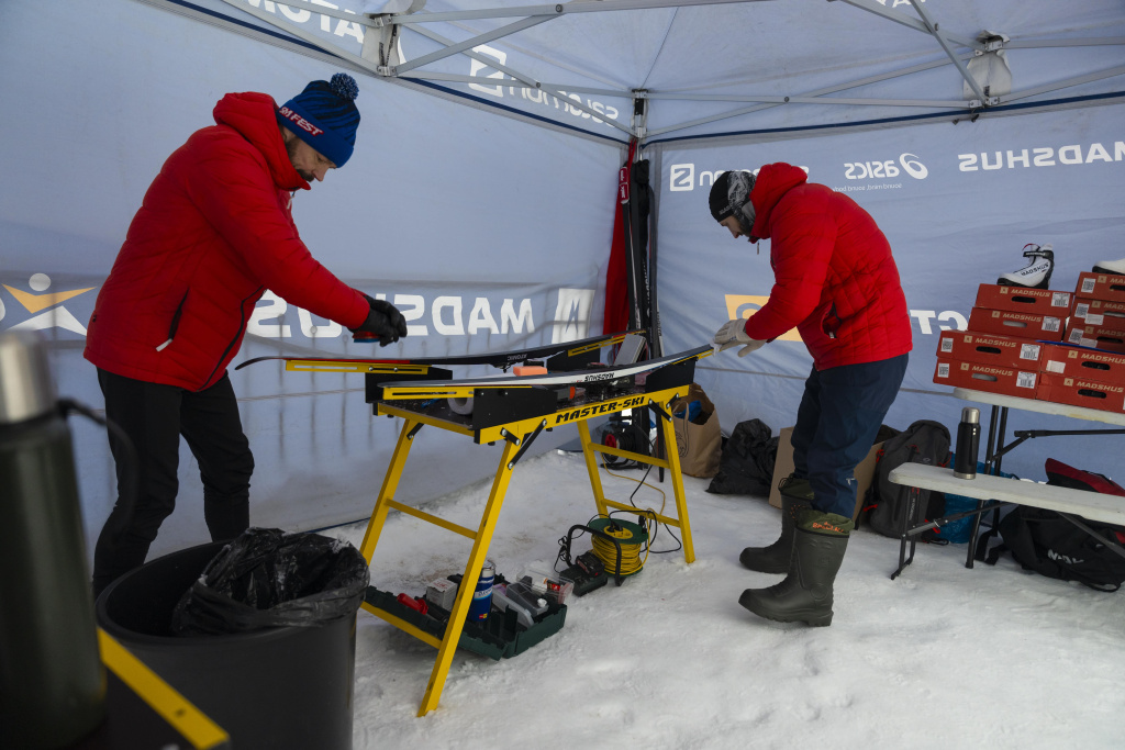 Спортмастер В горячие минуты подготовка идёт в две пары рук.