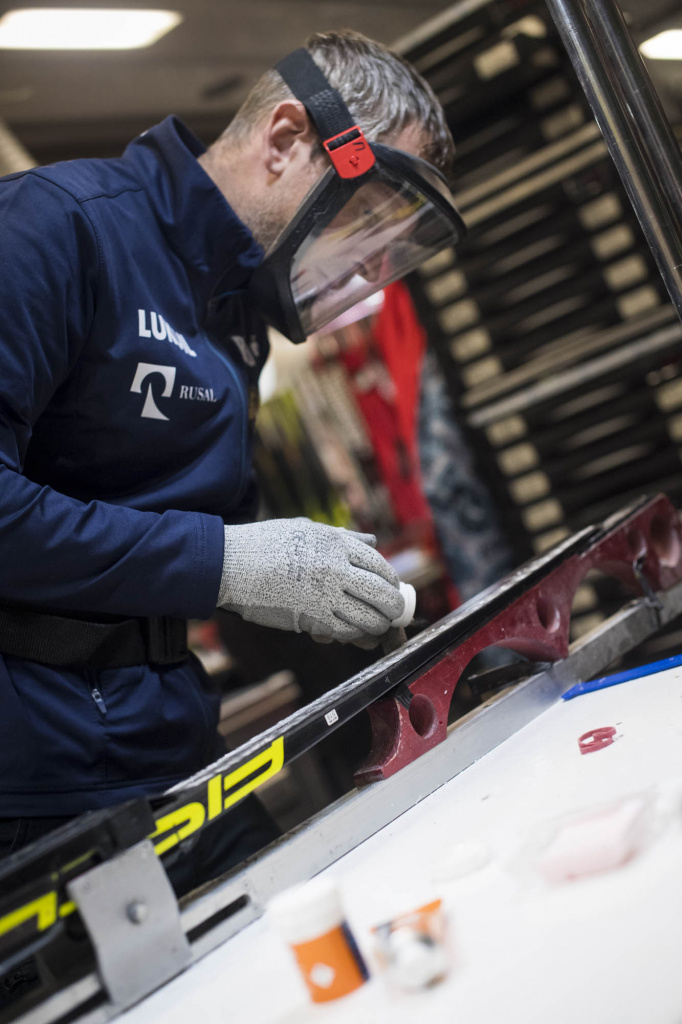 Сервисмены сборной России активно пользуются продукций Vauhti при подготовке лыж. На фото Дмитрий Пирогов в вакс-грузовике нашей команды обрабатывает лыжи Fischer Евгении Шаповаловой порошком Vauhti