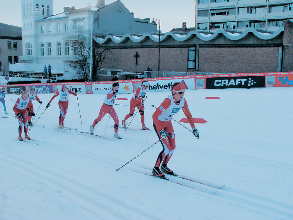 Один из забегов юных норвежских лыжниц на той же трассе в центре города, где уже на следующий день пройдут забеги сильнейших лыжников планеты в рамках розыгрыша Кубка мира. 