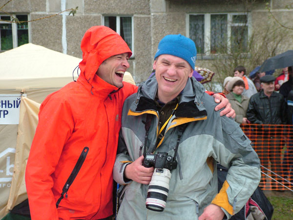 Два Ивана: Кузьмин и Исаев на майском снегу в Чайковском (Пермский край) в 2008 г.