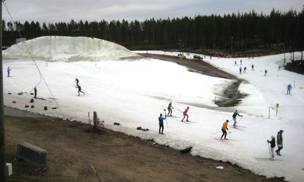 15. Вид на кучу снега и окружающие его лыжни с высоты близрасположенной возвышенности. 