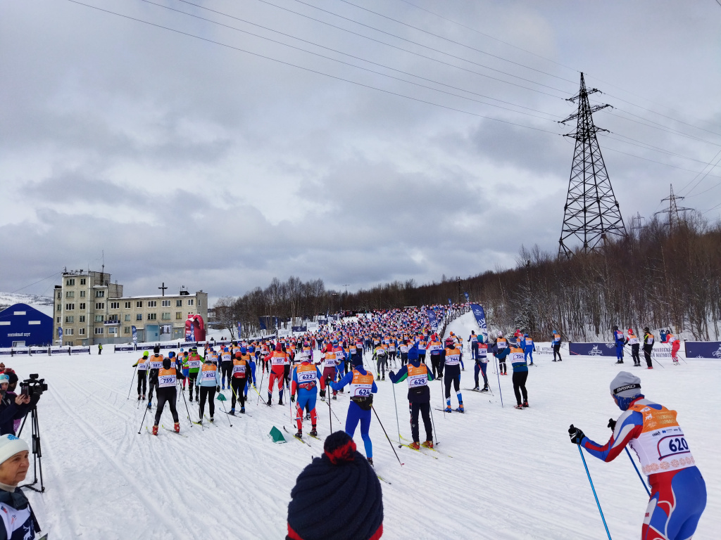 Около 700 участников (50 км + 25 км) устремляются в стартовый подъём. 