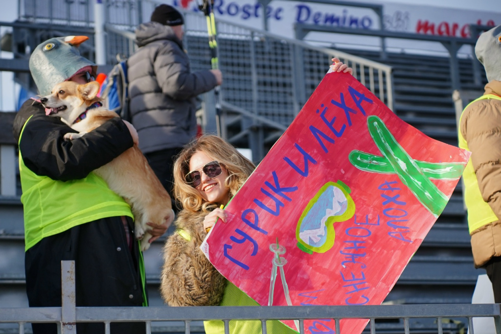 Зрители приезжают поддержать спортсменов из разных регионов России и подходят к этому творчески