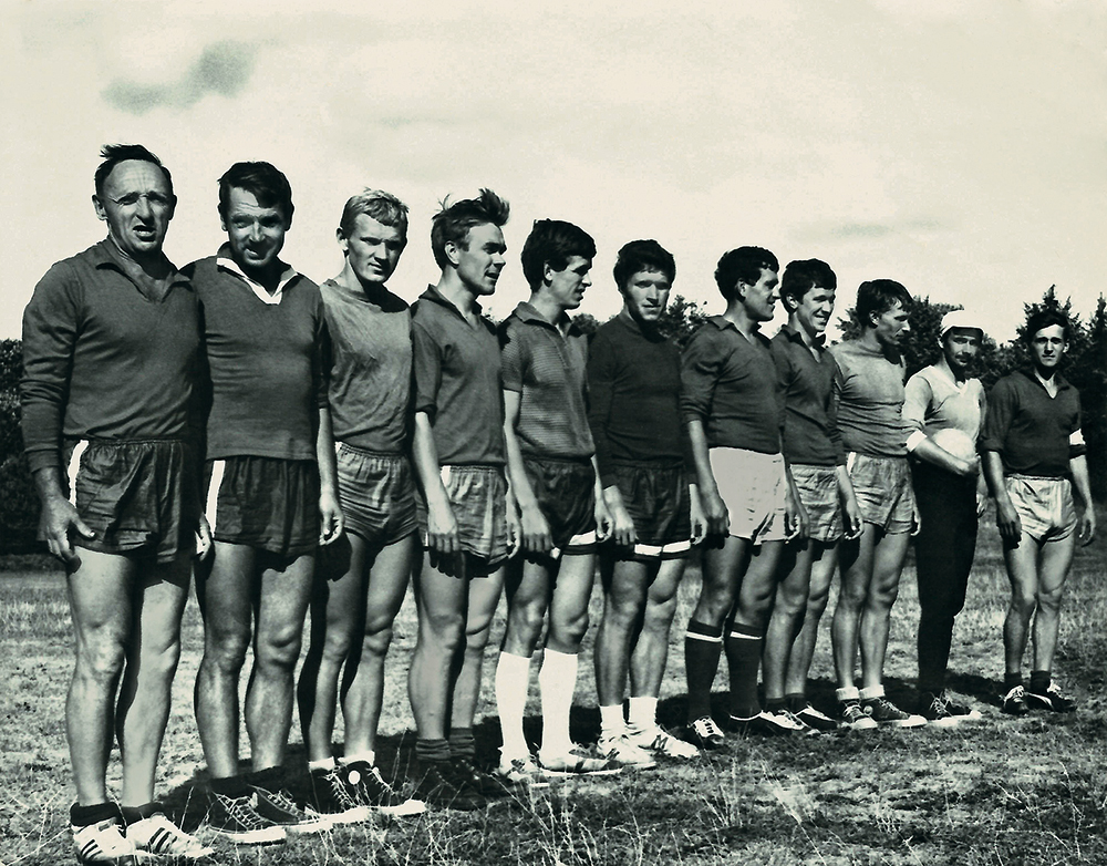 Юниорская сборная. Крайний слева — тренер Виктор Бучин, крайний справа — будущий четырехкратный олимпийский чемпион Александр Тихонов.