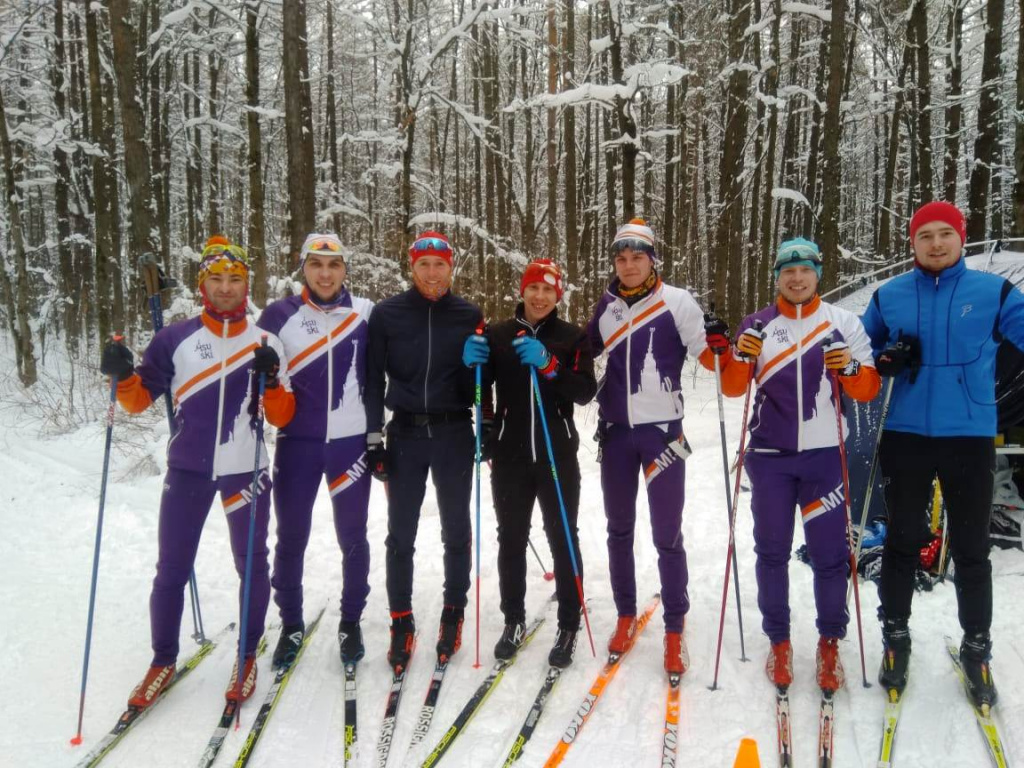 Студент МГУ (высшая школа культурной политики) Никита Крюков в окружении сборной МГУ по лыжным гонкам во главе с тренером Евгением Олеговичем Рыловым
