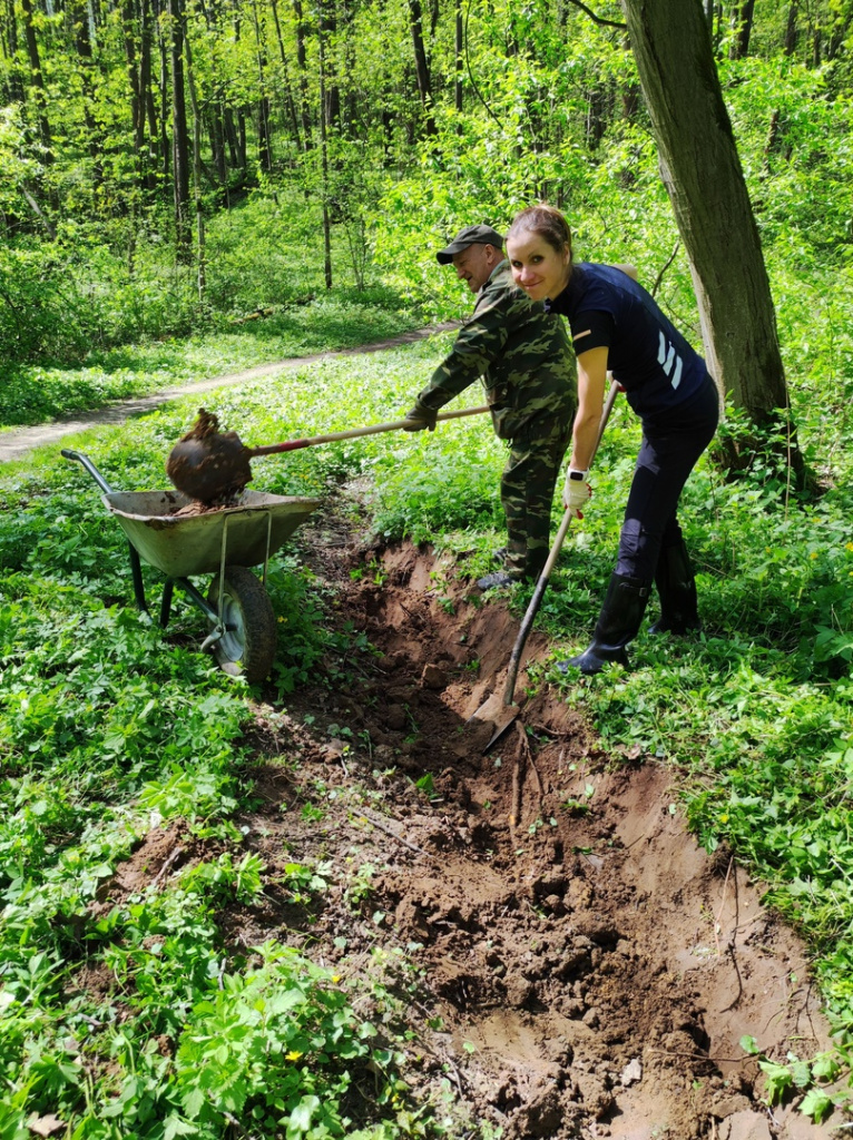 Маша Посёлова и Николай Фомин копают дренажную канаву для отвода дождевых и талых вод от полотна лыжной трассы.