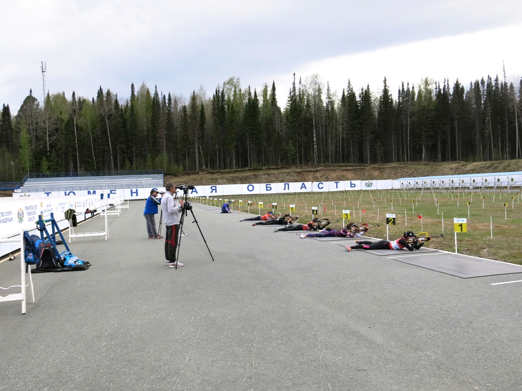 Первая часть вечерней тренировки женской сборной с боевым оружием проходила на стрельбище. 