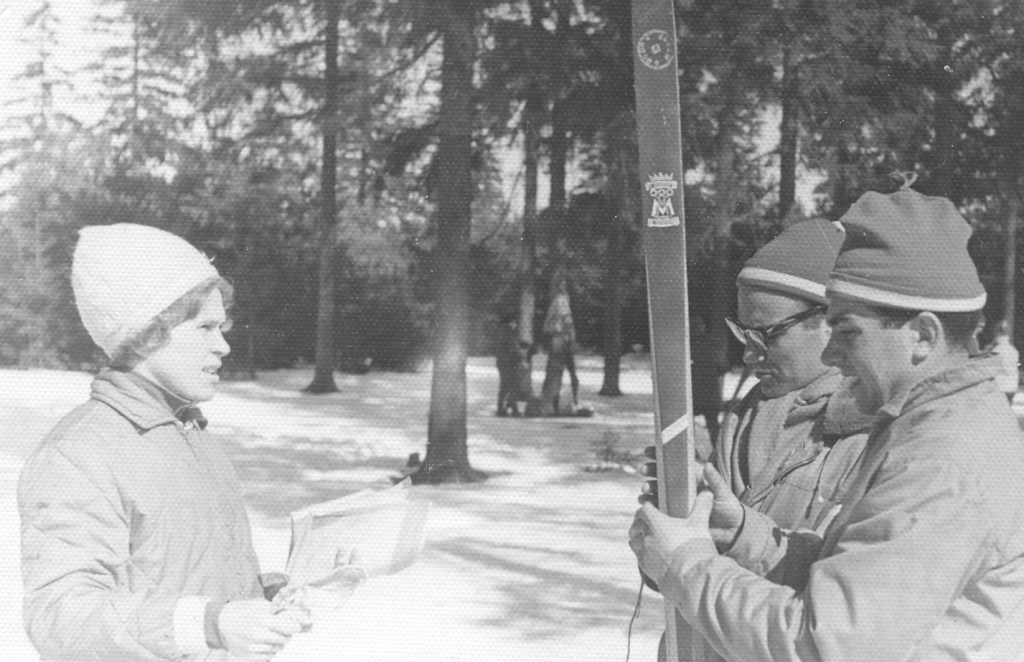 1964 год, Гонка МВТУ в Фирсановке. Антонина Аникина (слева), Юрий Грецкий (в центре) и Виктор Межлумян (справа). 