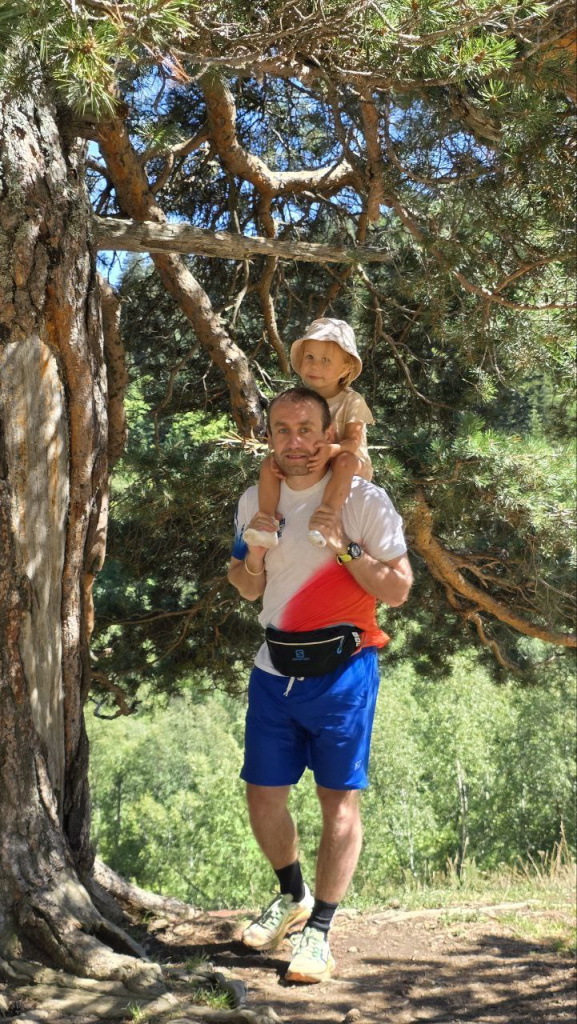 Архыз. Власов Андрей с дочкой Никой. Андрей как личный тренер Насти и сервис команды принимает активное участие в жизни команды. Именно с его подачи мы остановились с выбором места для горного сбора на Архызе.