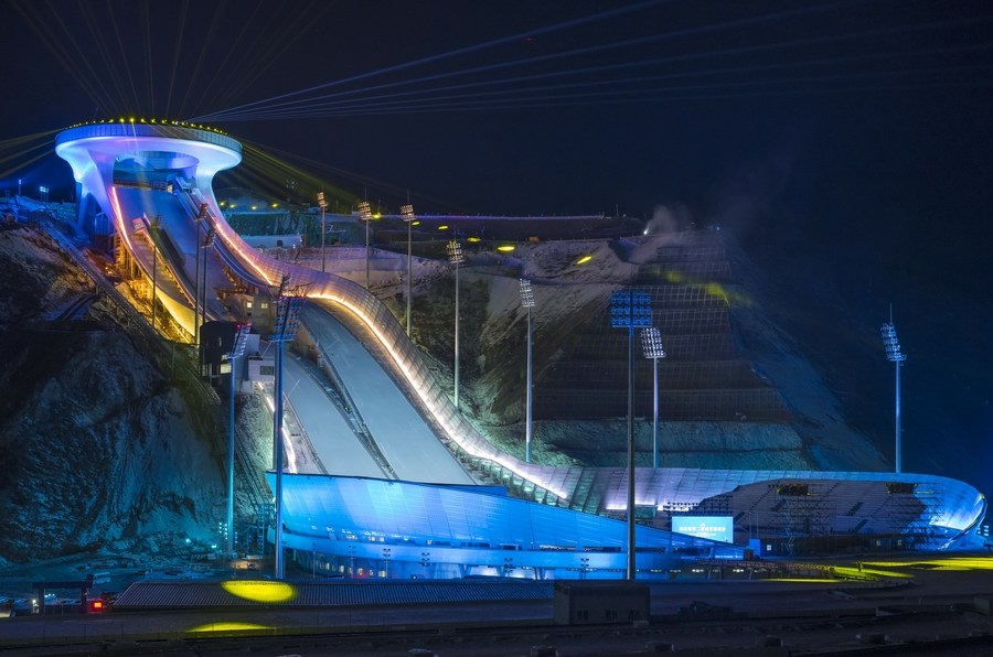 Олимпийские трамплины Пекина-2022 при вечернем освещении