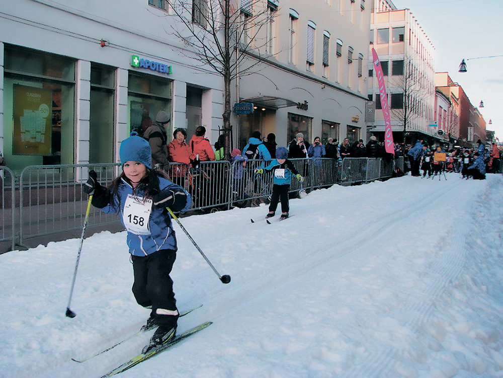 А это заезд на спринтерский круг уже следующего поколения норвежских лыжных звезд. Пока их задача олимпийская: главное не победа, а участие! Но глядя на эту задорную девчушку, понимаешь, что страсть и желание побеждать у нее в крови. 