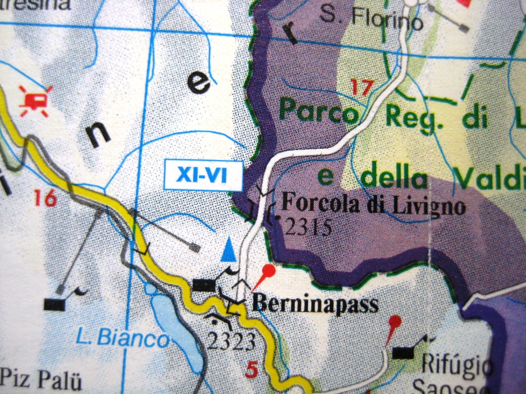 Это фрагмент бумажной карты. Если присмотреться, вы увидите в синей прямоугольной рамке две римские цифры: XI-VI. Этими цифрами обозначается временной диапазон, в течение которого перевал Forcola di Livigno закрыт. Нетрудно понять, что закрыт он с ноября по июнь включительно. Когда-то мы с Леной (лет 10 назад) нашли на карте такой же короткий проезд через горы и очень порадовались, что нашли эту срезку. Каково же было наше разочарование, когда, проехав несколько десятков километров, мы упёрлись в снежный отвал, перегораживающий проезд! С тех пор мы стали очень внимательны при выборе маршрутов зимой в Альпах и всегда отлавливаем на картах эти цифры. А когда появились навигаторы, отпала надобность и в этой бдительности - сегодня ни один навигатор не проложит вам маршрут через закрытый зимой перевал. 