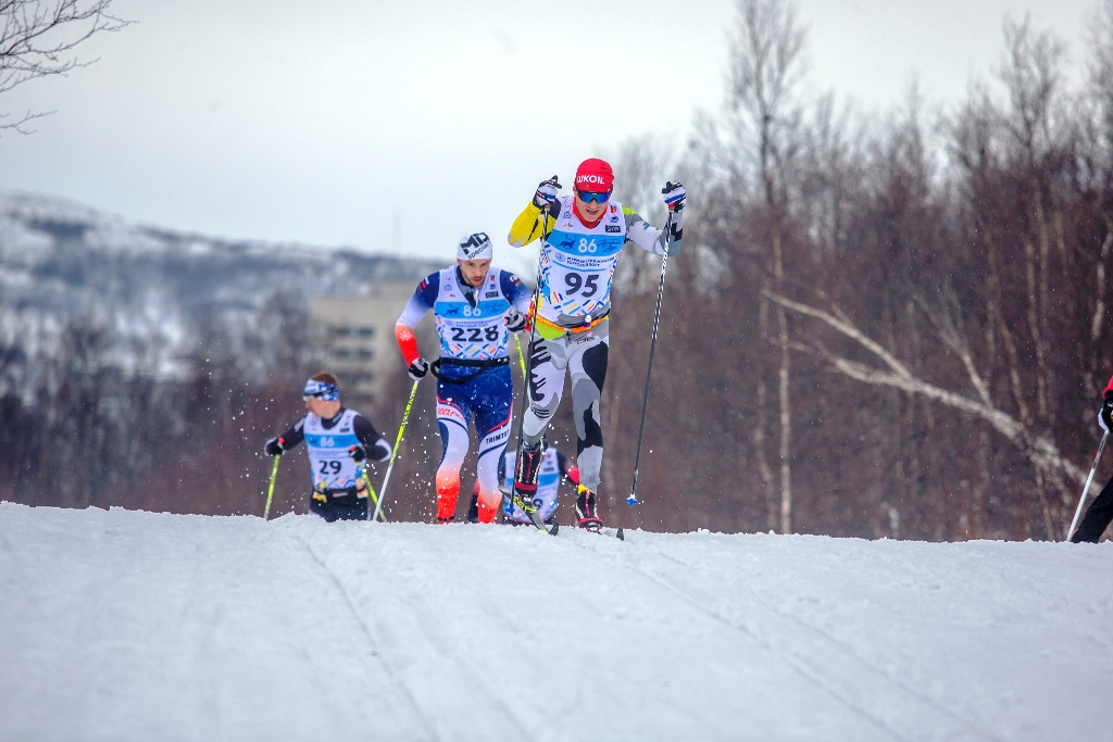 Бронзовый призер конькового марафона Дмитрий Плосконосов и Кирилл Варламов