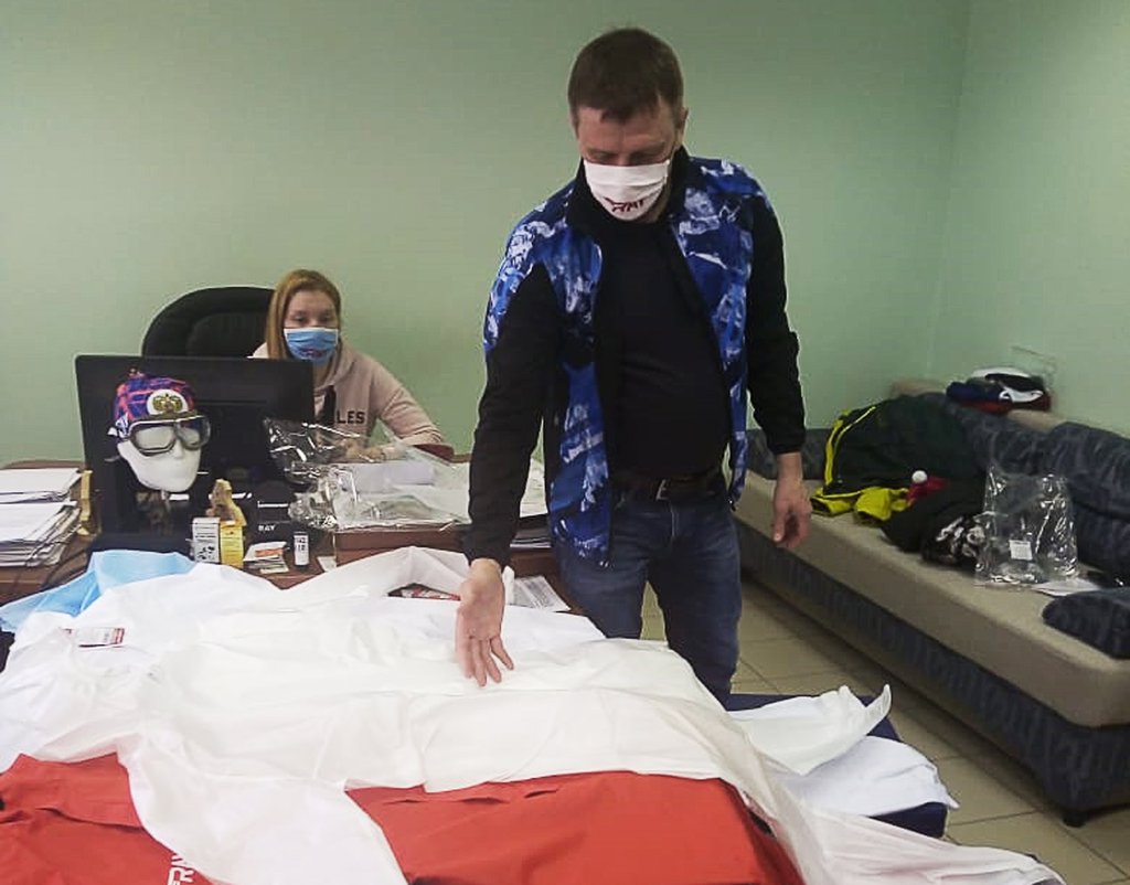 Андрей Евтюхов демонстрирует журналистам противочумный халат, сшитый в цехах компании Ray.