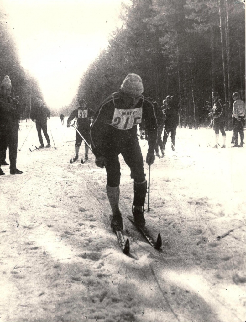 Двукратный олимпийский чемпион, герой ОИ-1972 в Саппоро Вячеслав Веденин на трассе марафона МВТУ 1974 г. в Фирсановке, спустя год после Олимпиады в Японии, где он стал автором невероятного триумфа: сначала выиграл индивидуальную гонку на 30 км, а затем добыл для команды СССР "золото" в эстафете, несмотря на минутный проигрыш норвежцам перед решающим этапом. Аналогов этому достижению нет в мировом лыжном спорте и вряд ли когда-либо еще появятся!.. А на марафоне МВТУ Вячеслав Веденин бежал после операции, с металлическим корсетом на ноге, превознемогая боль, но это не помешало ему финишировать