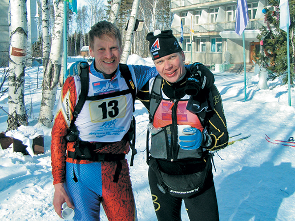 Питерец Юрий Бородулин (слева) и москвич Николай Припусков (справа) разыграли в острой финишной борьбе третье место.