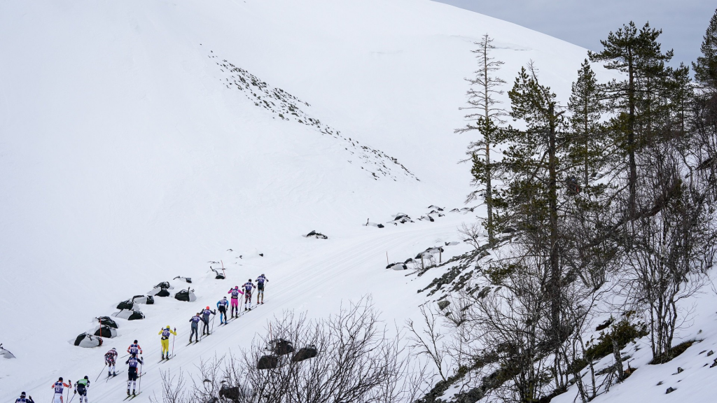 Fischer Караван гонщиков карабкается в гору